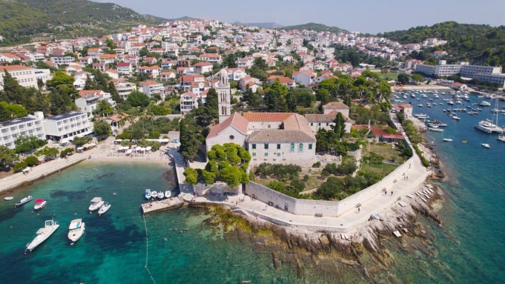 Najam vila s bazenom na Hvaru: što trebate znati prije rezervacije