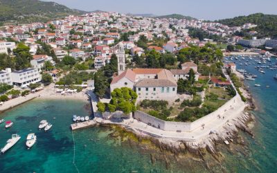 Najam vila s bazenom na Hvaru: što trebate znati prije rezervacije